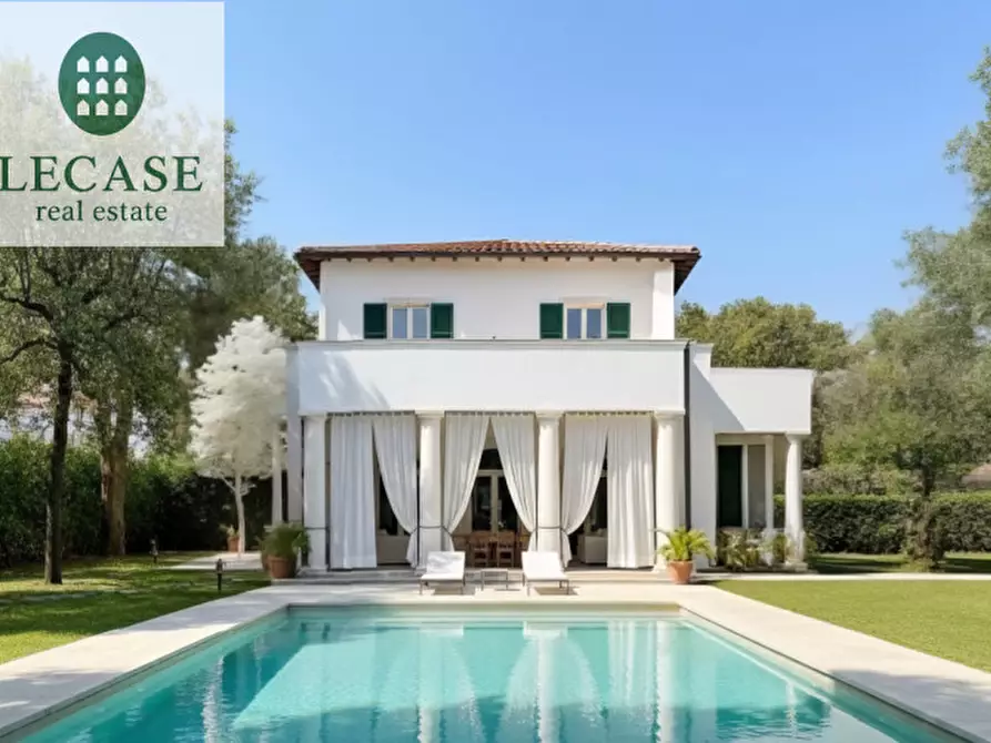 Immagine 1 di Villa in vendita  in Via Dalmazia a Forte Dei Marmi
