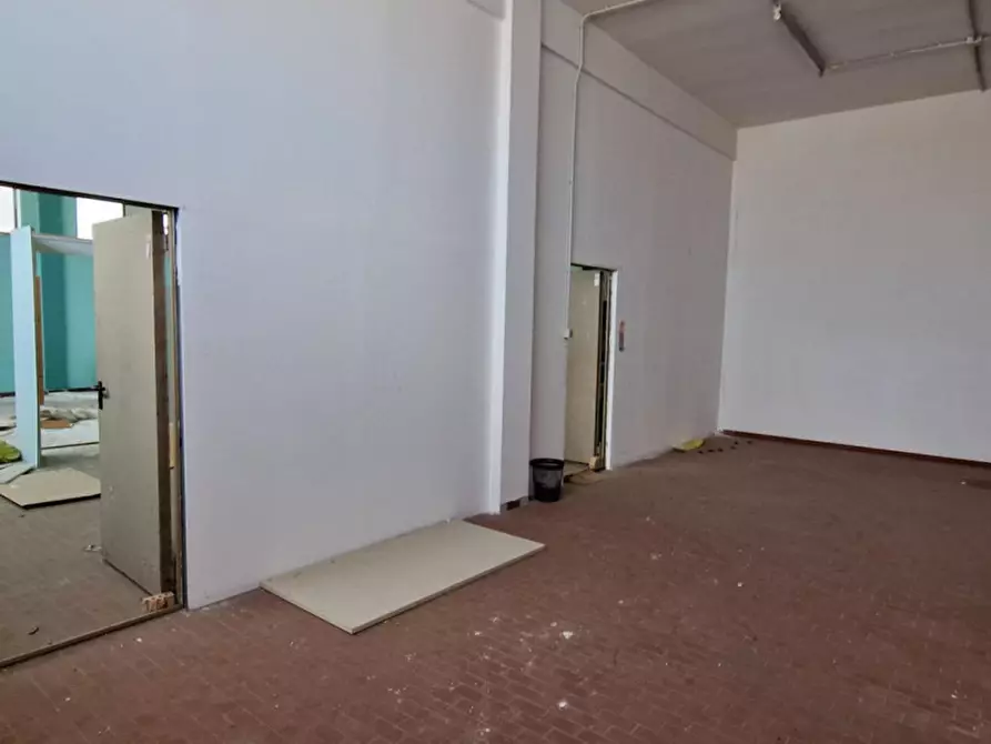 Immagine 3 di Magazzino in vendita  in Via Achille Barilatti, 41, 60127 Ancona AN, Italia a Ancona
