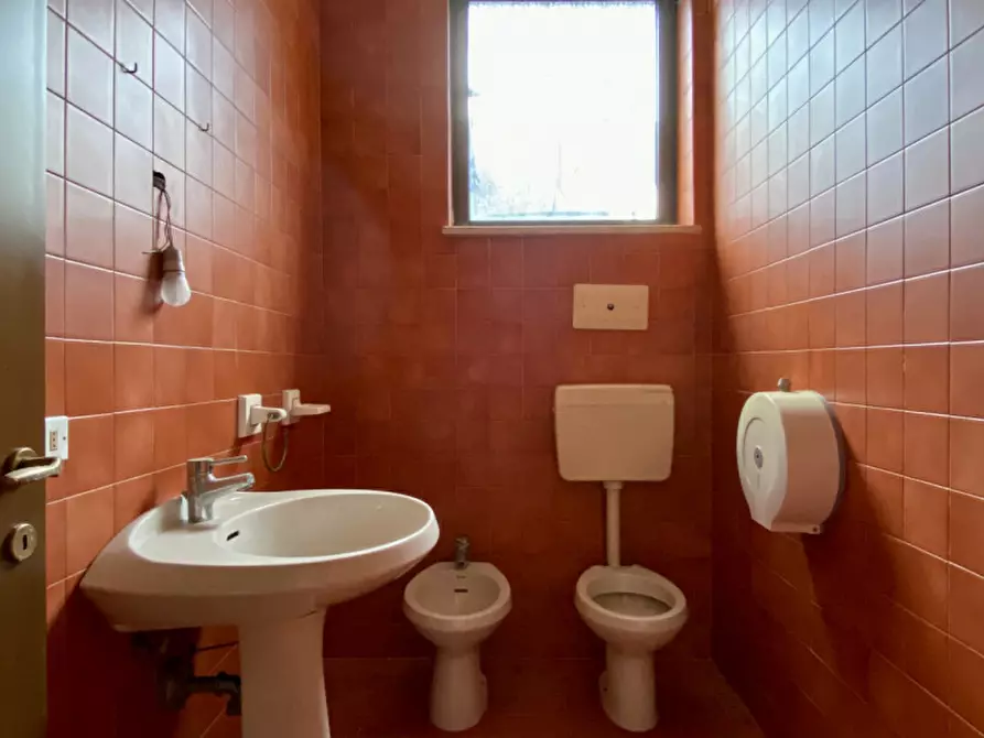 Immagine 8 di Negozio in vendita  in Viale Milano, 108 a Vicenza