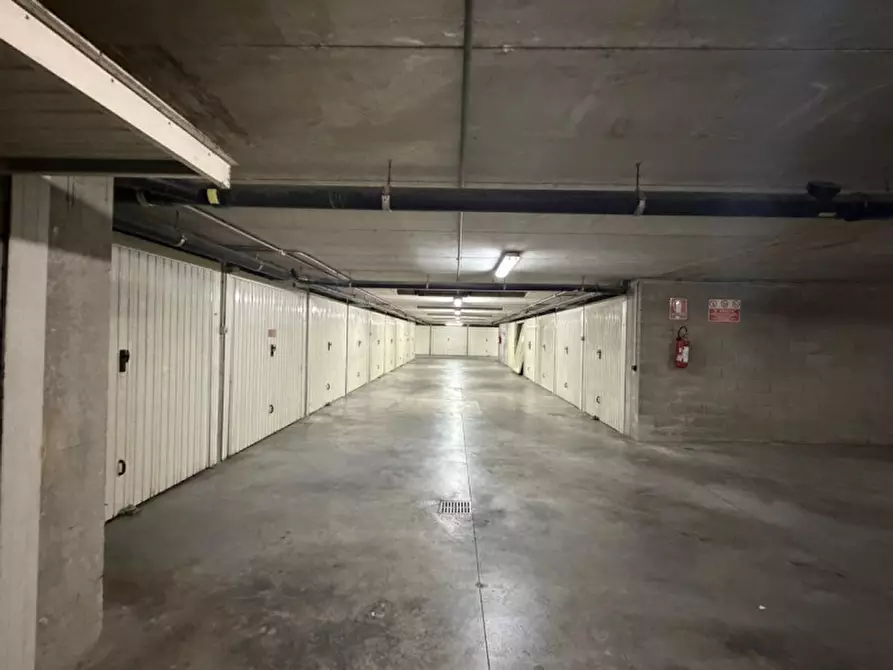 Immagine 2 di Garage in vendita  in Via Vicenza 24 a Torino