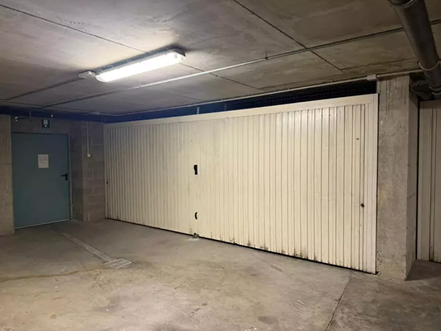 Immagine 5 di Garage in vendita  in Via Vicenza 24 a Torino
