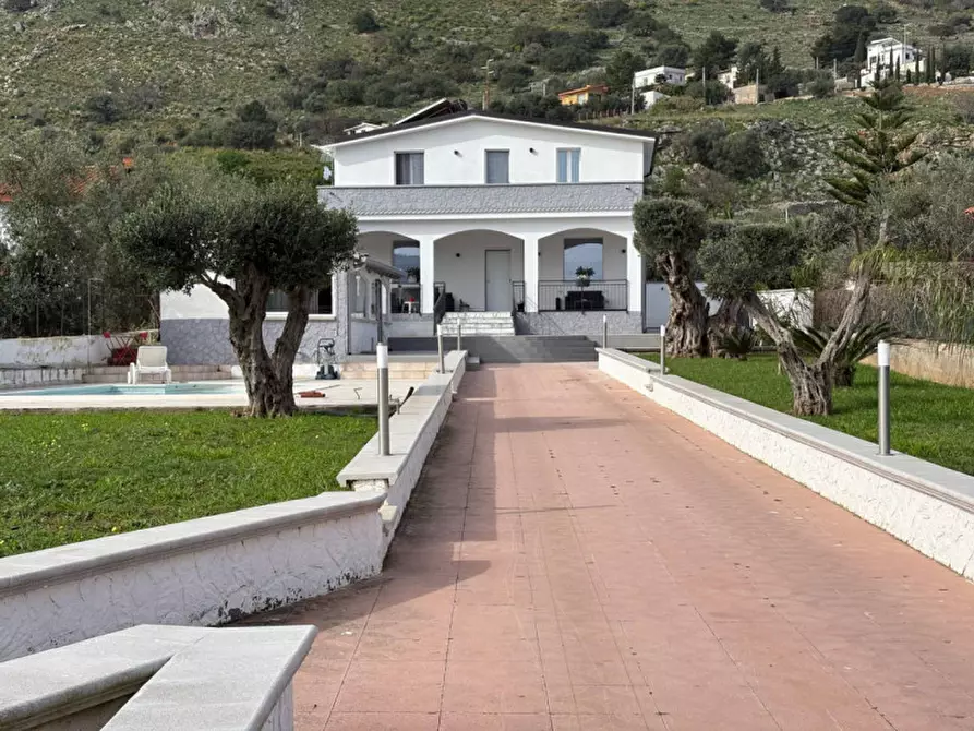 Immagine 1 di Villa in vendita  in Via Enrico Berlinguer 45 a Carini