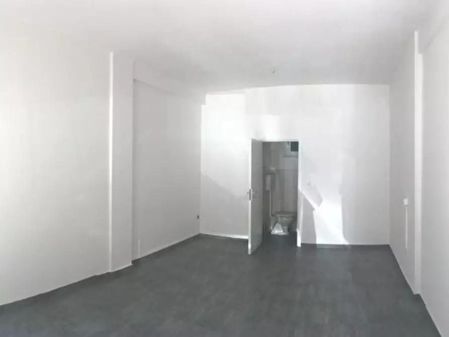 Immagine 1 di Negozio in affitto  in VIA CESARE BATTISTI a Cesena