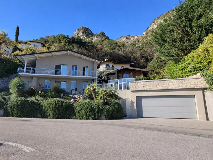 Immagine 1 di Villa in vendita  in Via Bestone a Tremosine