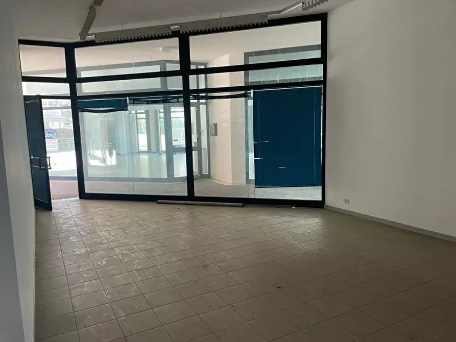 Immagine 2 di Negozio in vendita  in Via Generale dalla Chiesa, 33 a Valdagno