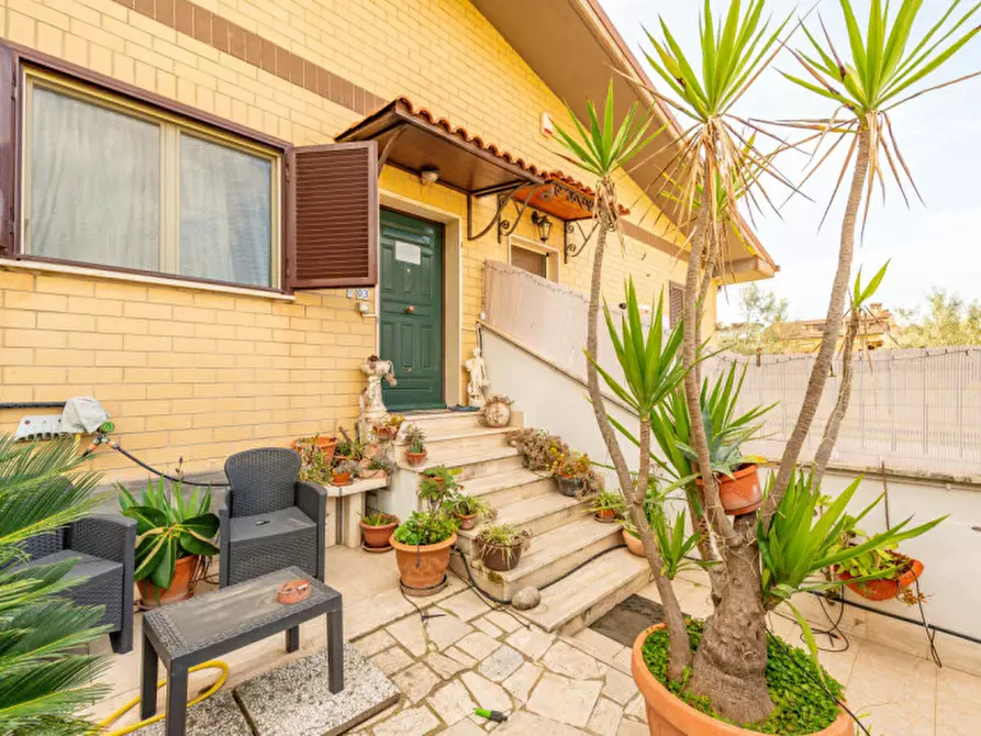 Immagine 1 di Villa in vendita  in Via Aci Sant'Antonio a Roma