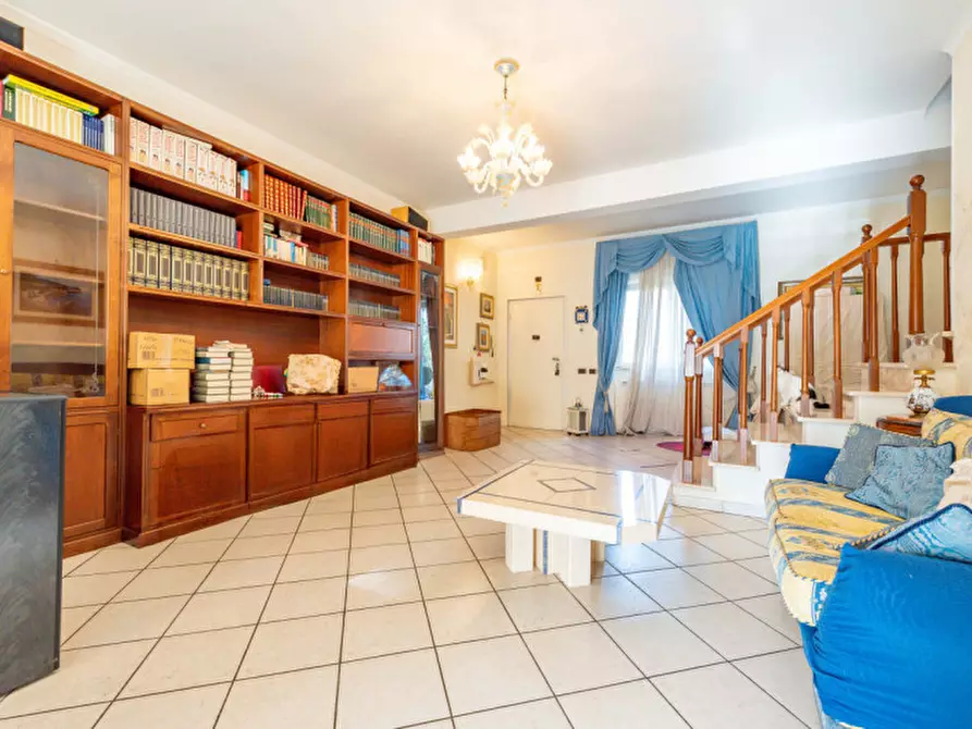 Immagine 5 di Villa in vendita  in Via Aci Sant'Antonio a Roma