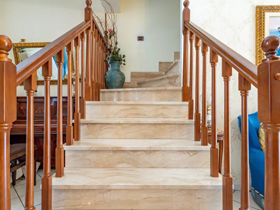 Immagine 9 di Villa in vendita  in Via Aci Sant'Antonio a Roma