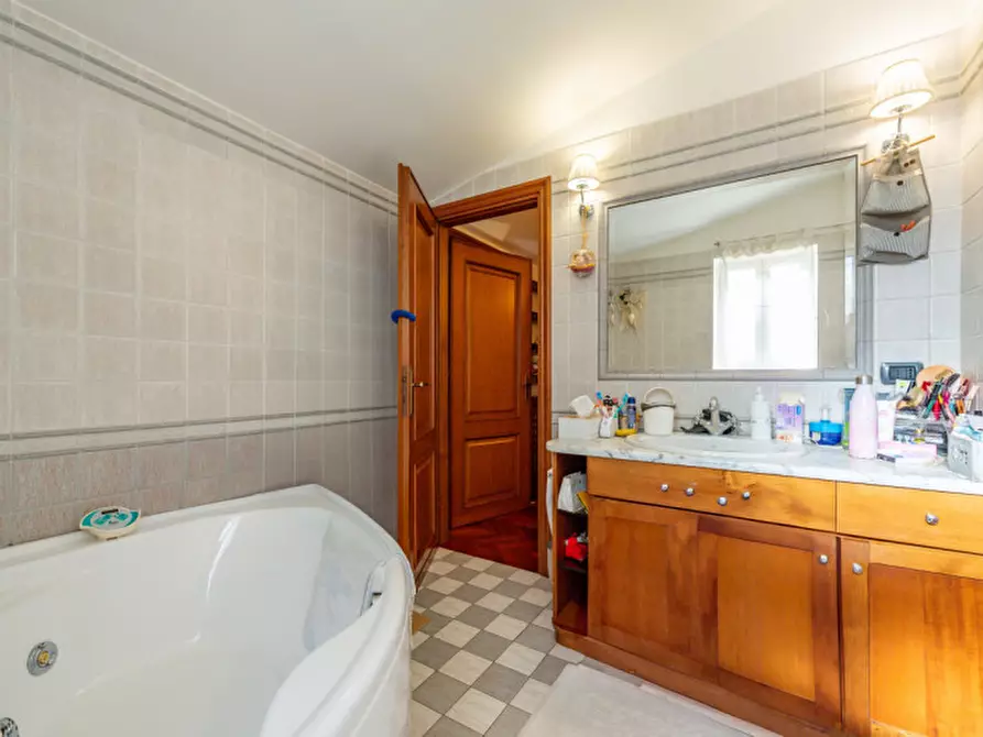 Immagine 21 di Villa in vendita  in Via Aci Sant'Antonio a Roma