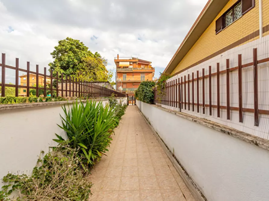 Immagine 27 di Villa in vendita  in Via Aci Sant'Antonio a Roma