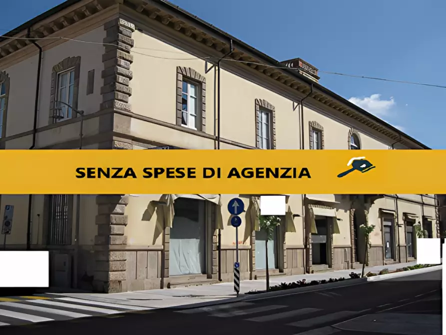 Immagine 1 di Negozio in vendita  in Via IV Novembre, 132/A a Viareggio