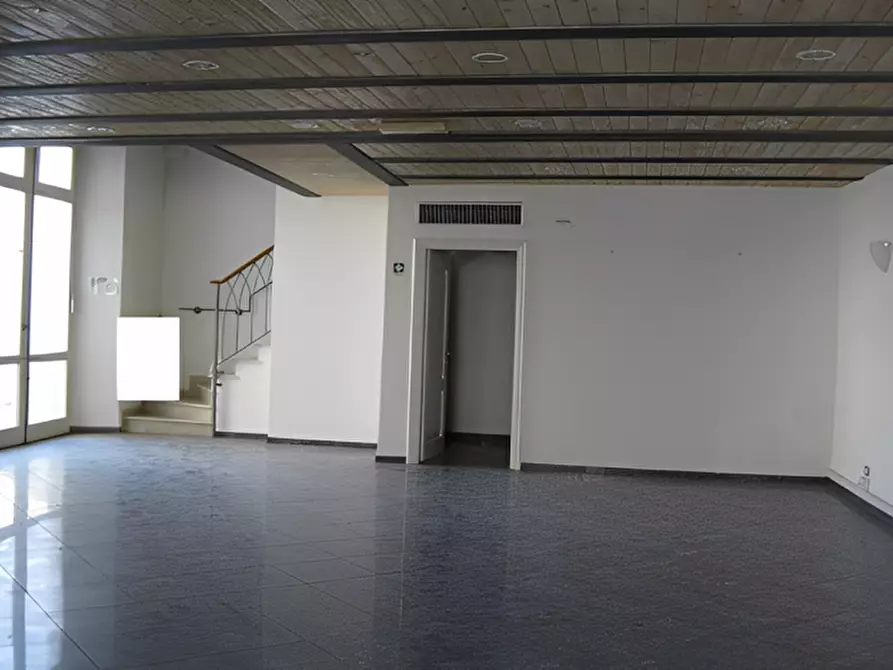 Immagine 2 di Negozio in vendita  in Via IV Novembre, 132/A a Viareggio