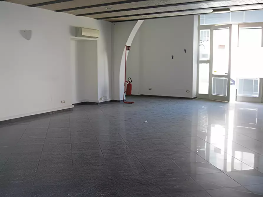 Immagine 3 di Negozio in vendita  in Via IV Novembre, 132/A a Viareggio