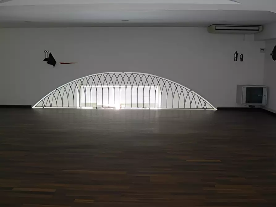 Immagine 5 di Negozio in vendita  in Via IV Novembre, 132/A a Viareggio