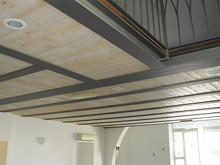 Immagine 6 di Negozio in vendita  in Via IV Novembre, 132/A a Viareggio