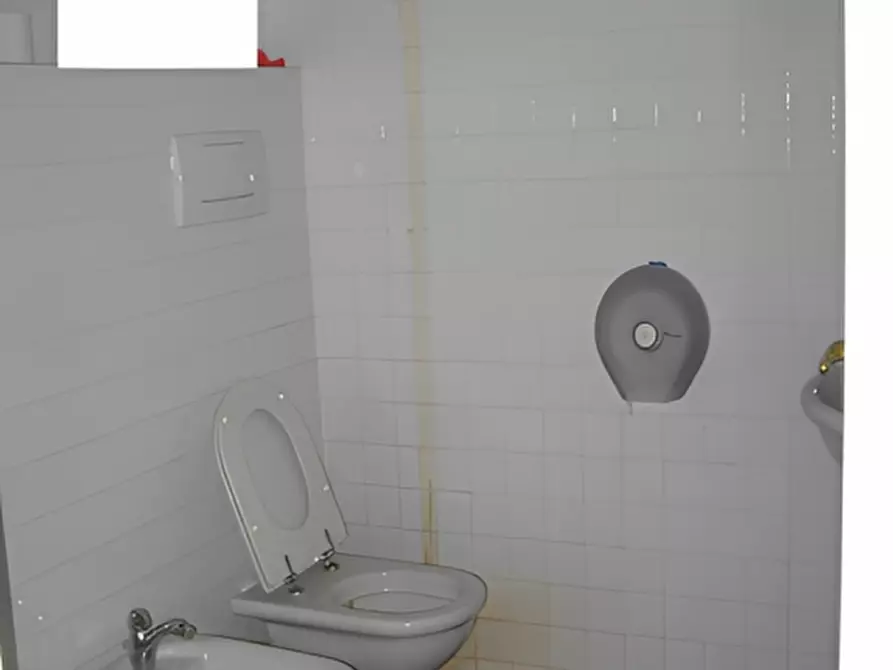 Immagine 7 di Negozio in vendita  in Via IV Novembre, 132/A a Viareggio