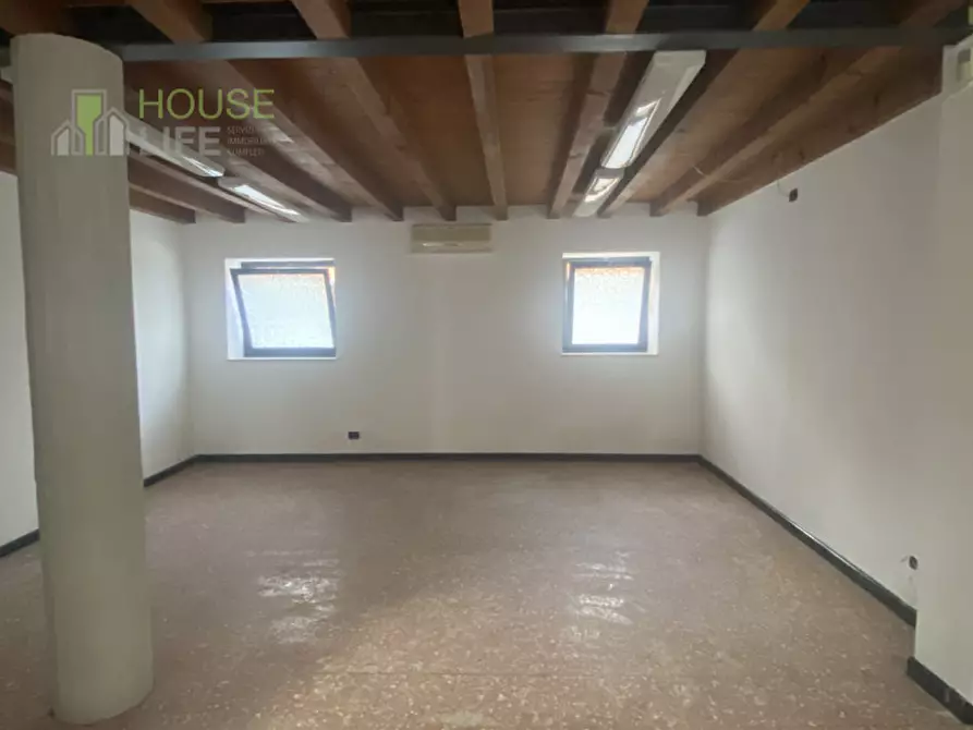 Immagine 5 di Negozio in vendita  in via Baratto a Schio