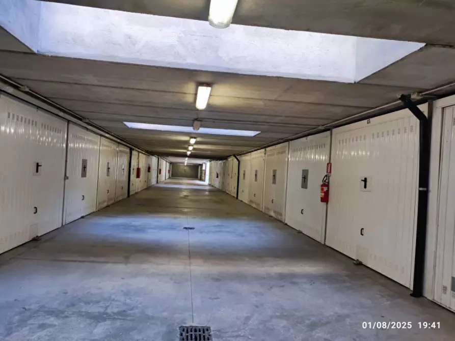 Immagine 5 di Garage in vendita  in Via issiglio 75 a Torino