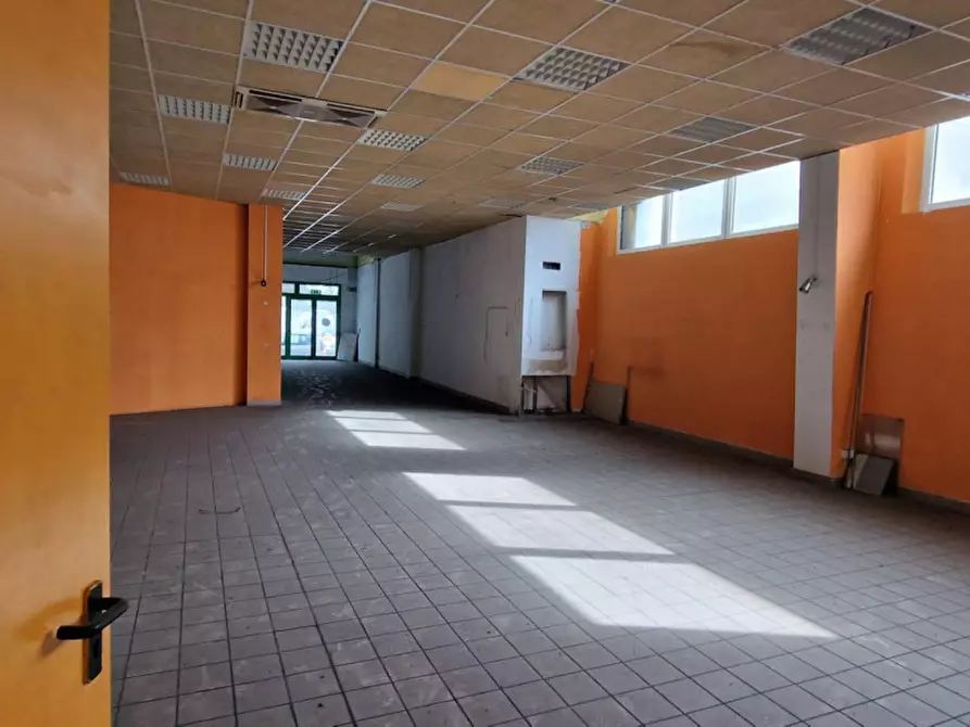 Immagine 10 di Negozio in vendita  in Via Valle Miano, 39, 60125 Ancona AN, Italia a Ancona