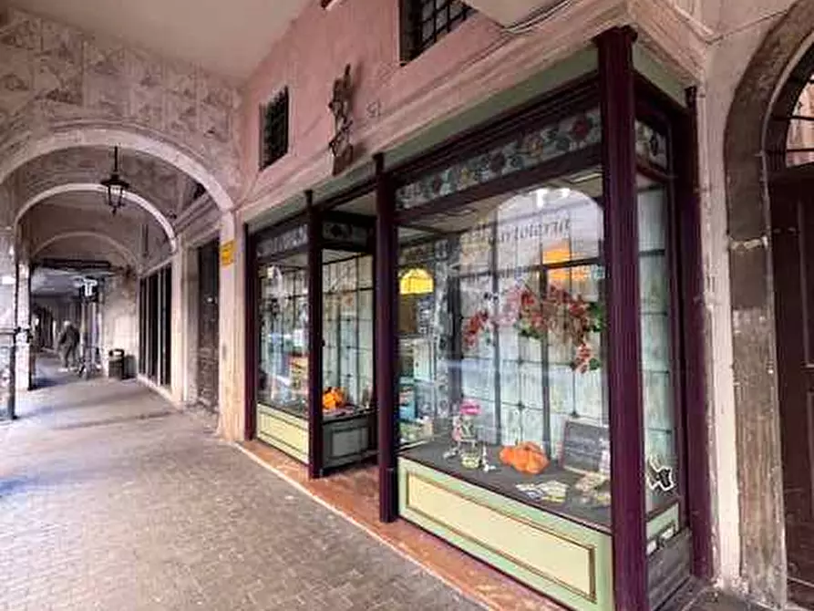 Immagine 3 di Negozio in affitto  in Via Martiri della Libertà n.23 a Vittorio Veneto