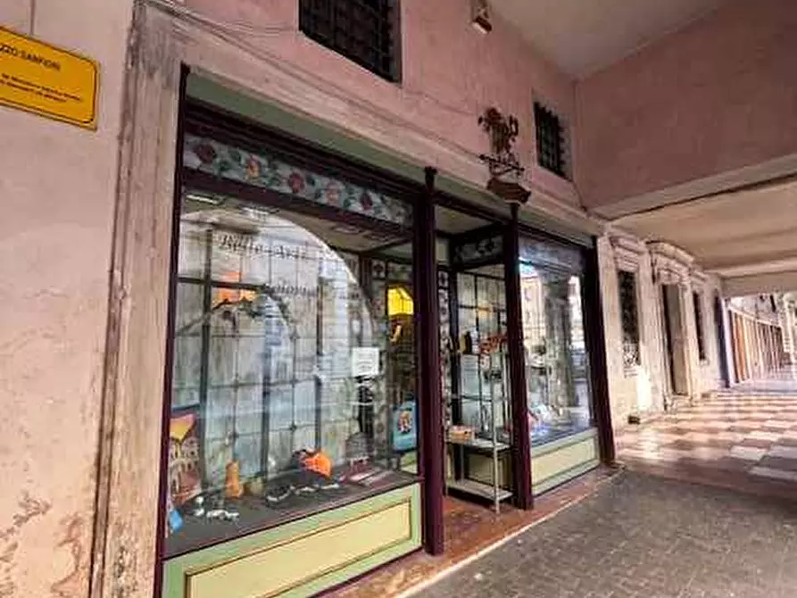 Immagine 4 di Negozio in affitto  in Via Martiri della Libertà n.23 a Vittorio Veneto