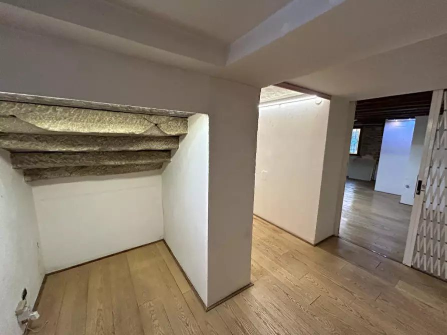 Immagine 8 di Negozio in affitto  in Via Martiri della Libertà n.23 a Vittorio Veneto