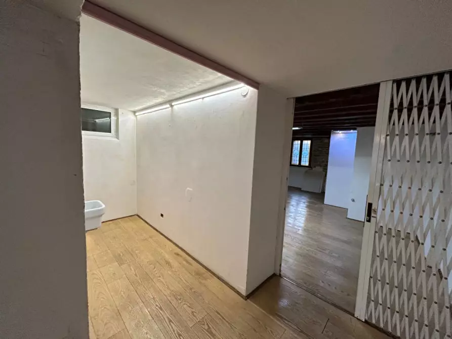 Immagine 11 di Negozio in affitto  in Via Martiri della Libertà n.23 a Vittorio Veneto