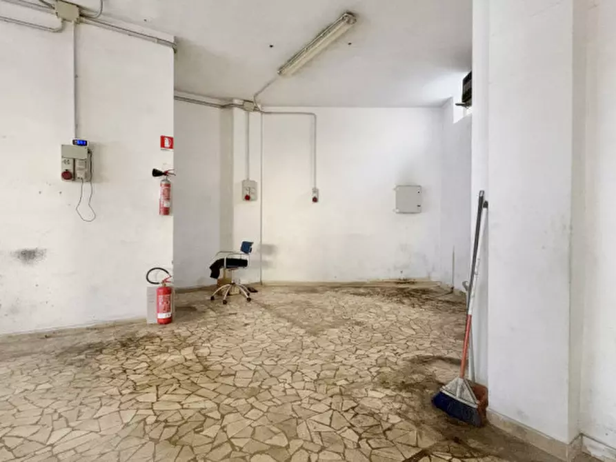 Immagine 3 di Attività commerciale in affitto  in Via Giuseppe Garibaldi 124 a Livorno