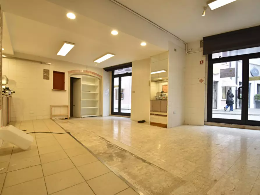 Immagine 7 di Negozio in affitto  in via borghetto 34 a Bussolengo