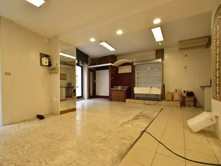 Immagine 10 di Negozio in affitto  in via borghetto 34 a Bussolengo