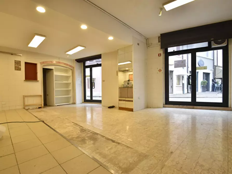 Immagine 11 di Negozio in affitto  in via borghetto 34 a Bussolengo
