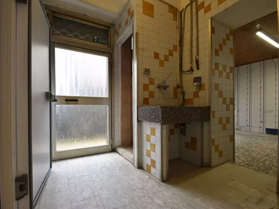 Immagine 12 di Negozio in affitto  in via borghetto 34 a Bussolengo