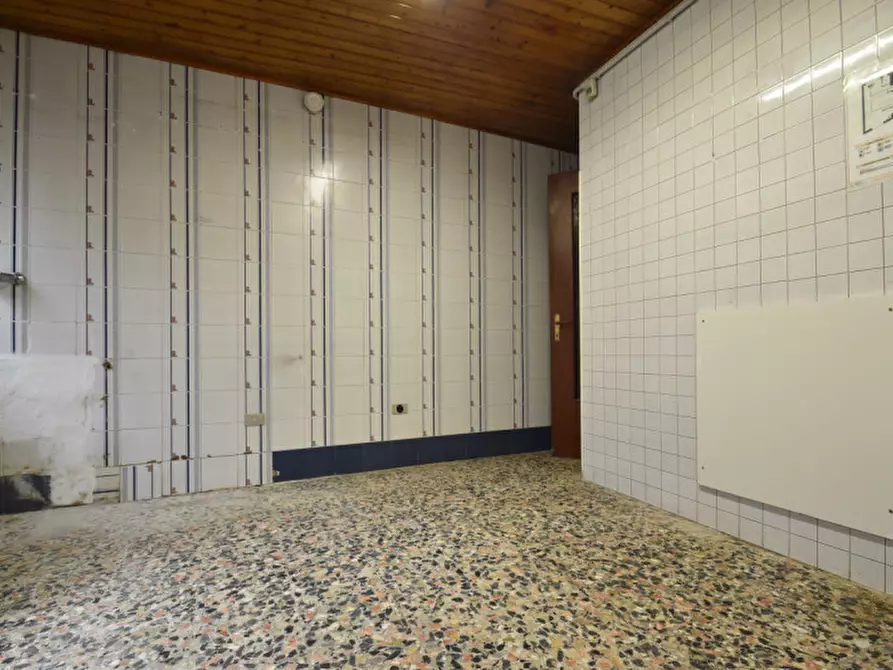 Immagine 15 di Negozio in affitto  in via borghetto 34 a Bussolengo