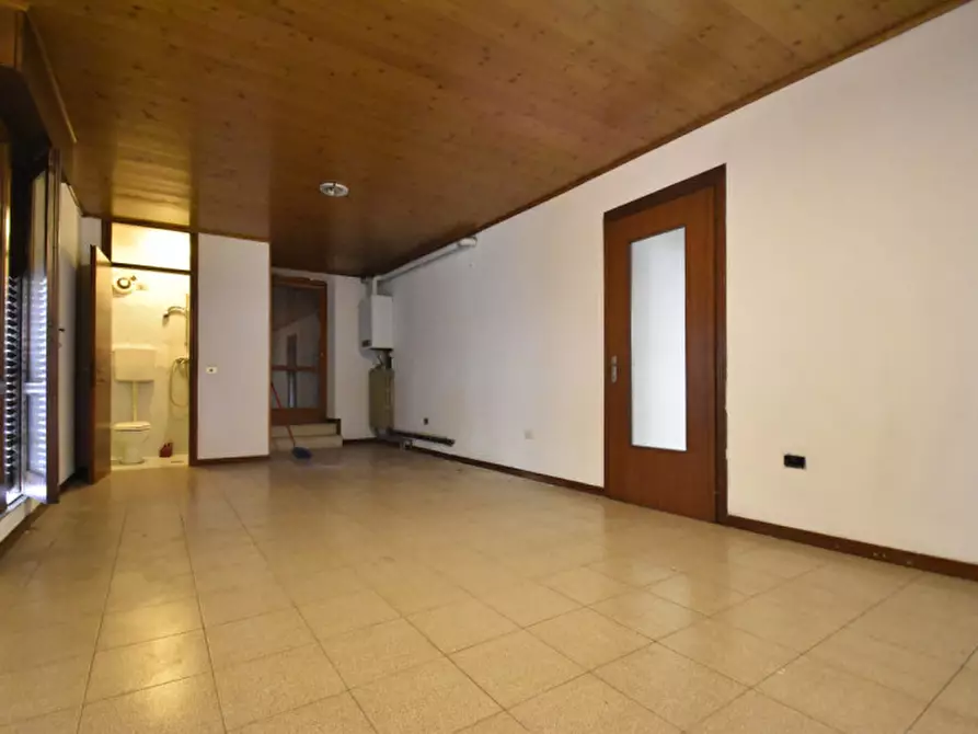 Immagine 21 di Negozio in affitto  in via borghetto 34 a Bussolengo