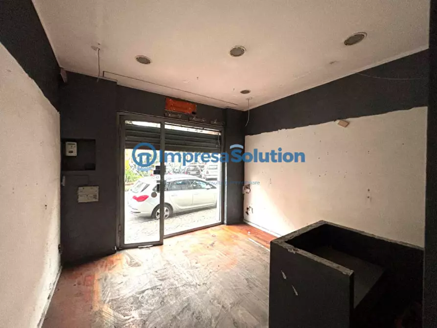 Immagine 11 di Negozio in affitto  in Via Edoardo Nicolardi a Napoli