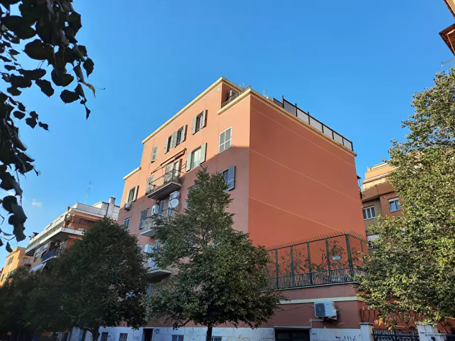 Immagine 1 di Appartamento in vendita  in Via Egerio Levio a Roma
