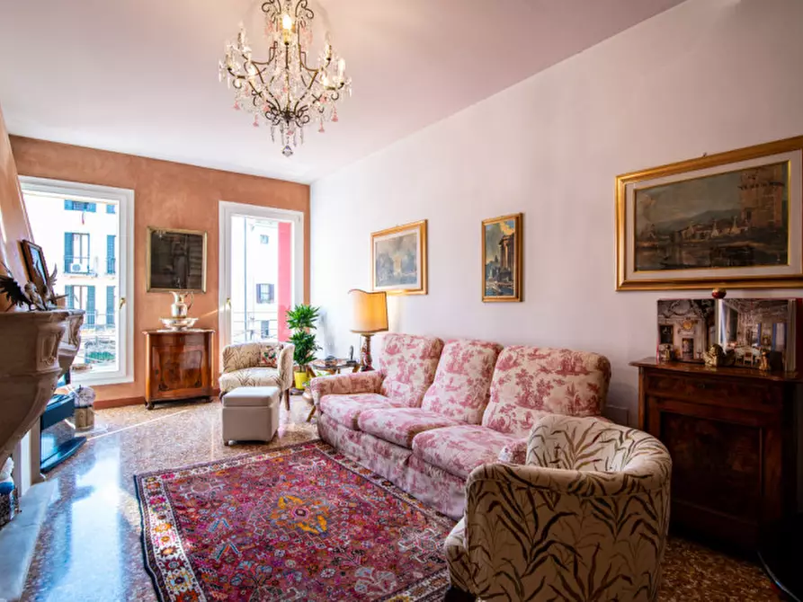 Immagine 2 di Palazzo in vendita  in Via Savonarola a Padova