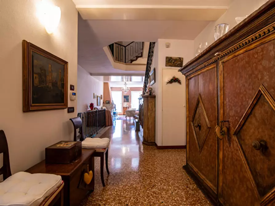 Immagine 3 di Palazzo in vendita  in Via Savonarola a Padova