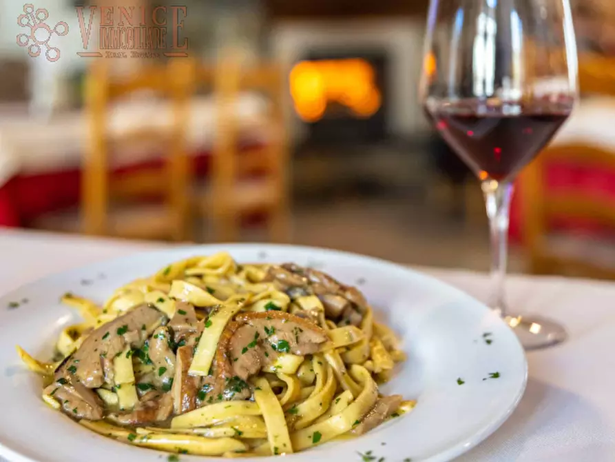 Immagine 3 di Attività commerciale in vendita  a Venezia