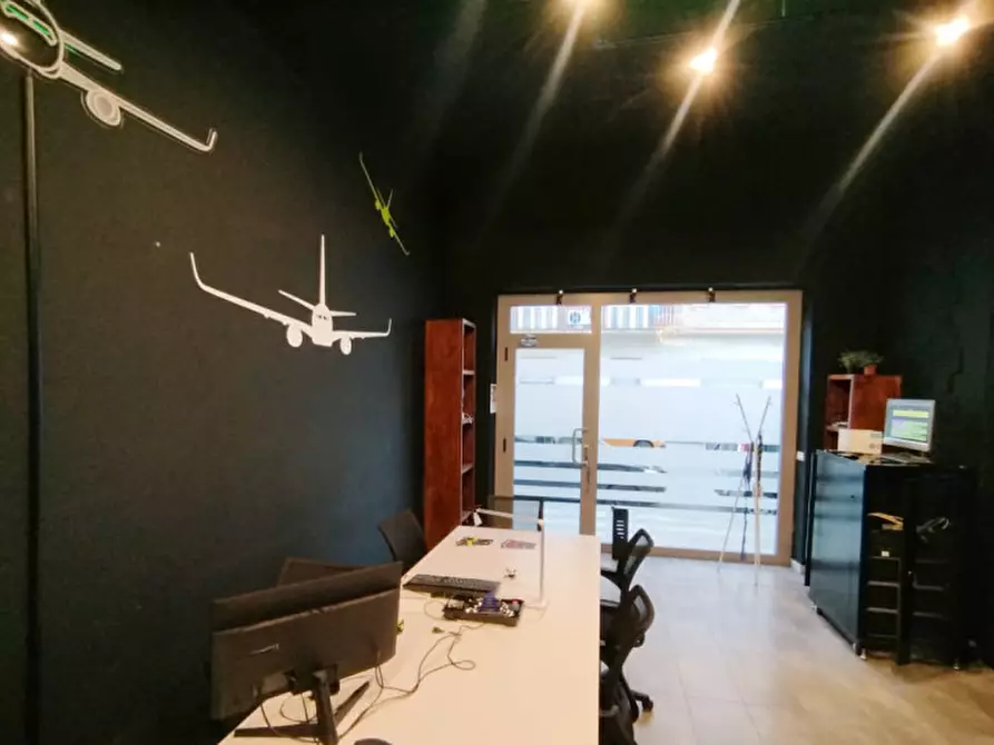 Immagine 2 di Negozio in vendita  in Via Salbertrand 77/B a Torino