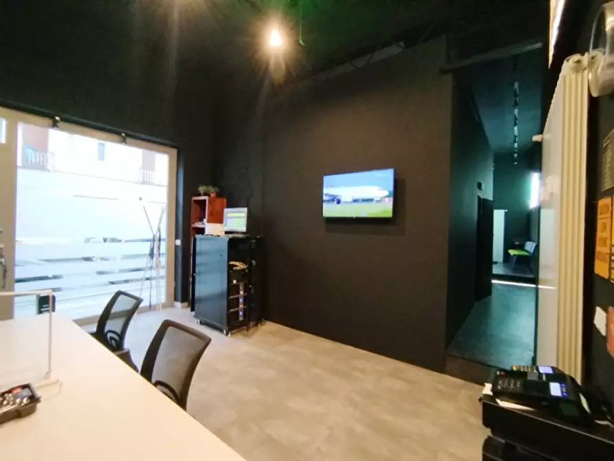 Immagine 3 di Negozio in vendita  in Via Salbertrand 77/B a Torino