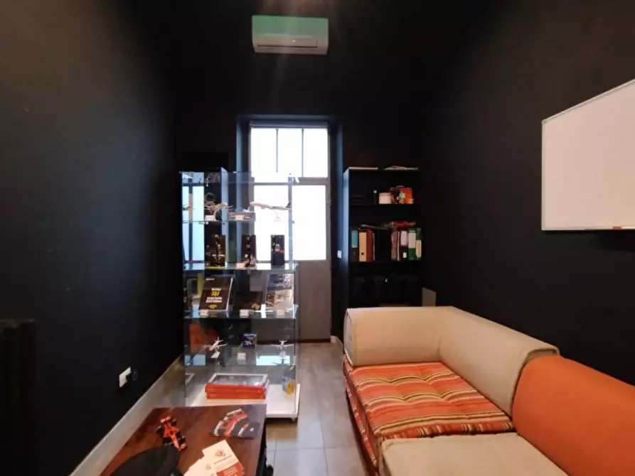 Immagine 5 di Negozio in vendita  in Via Salbertrand 77/B a Torino