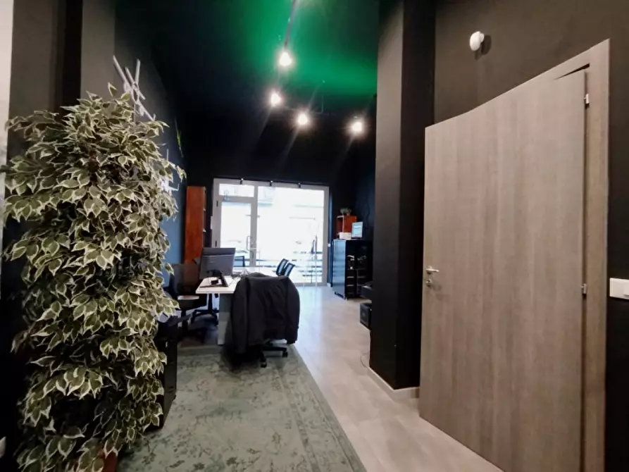 Immagine 6 di Negozio in vendita  in Via Salbertrand 77/B a Torino