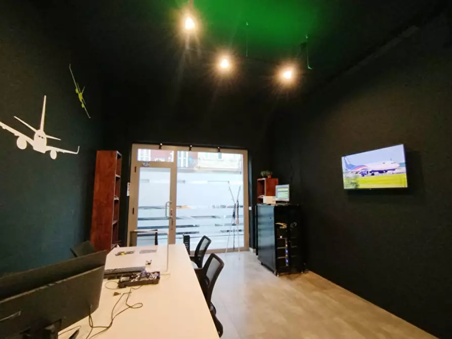 Immagine 8 di Negozio in vendita  in Via Salbertrand 77/B a Torino