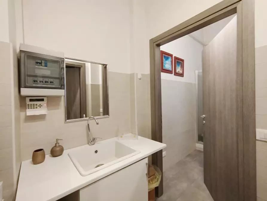 Immagine 12 di Negozio in vendita  in Via Salbertrand 77/B a Torino