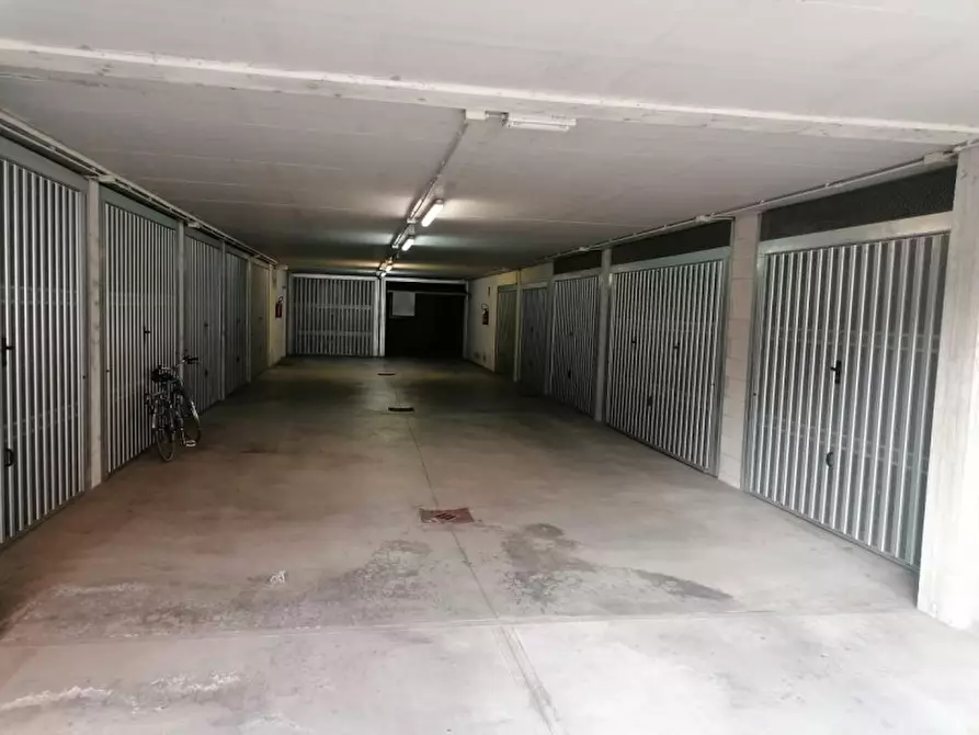 Immagine 1 di Garage in vendita  in via 25 aprile a Rovato