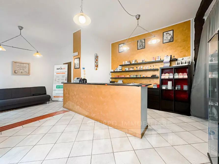 Immagine 1 di Negozio in vendita  in via enea picchio 32 a Oleggio