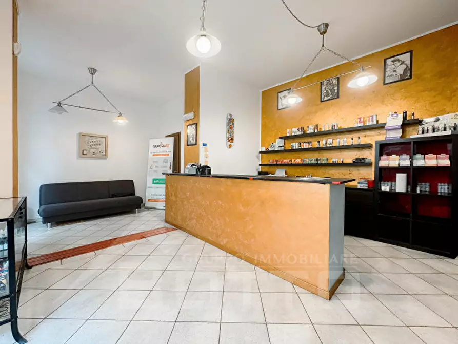 Immagine 8 di Negozio in vendita  in via enea picchio 32 a Oleggio