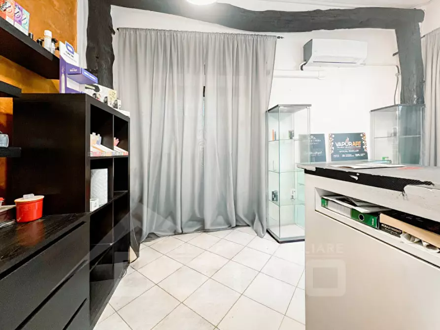 Immagine 10 di Negozio in vendita  in via enea picchio 32 a Oleggio