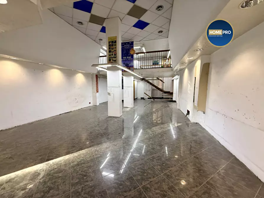 Immagine 1 di Negozio in affitto  in via Oslavia a Roma